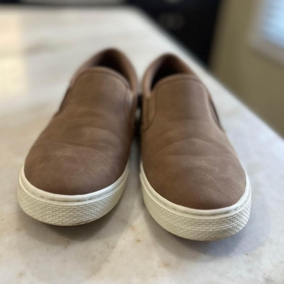 boys slip on sneakers size 4 - Picture 3 of 5
